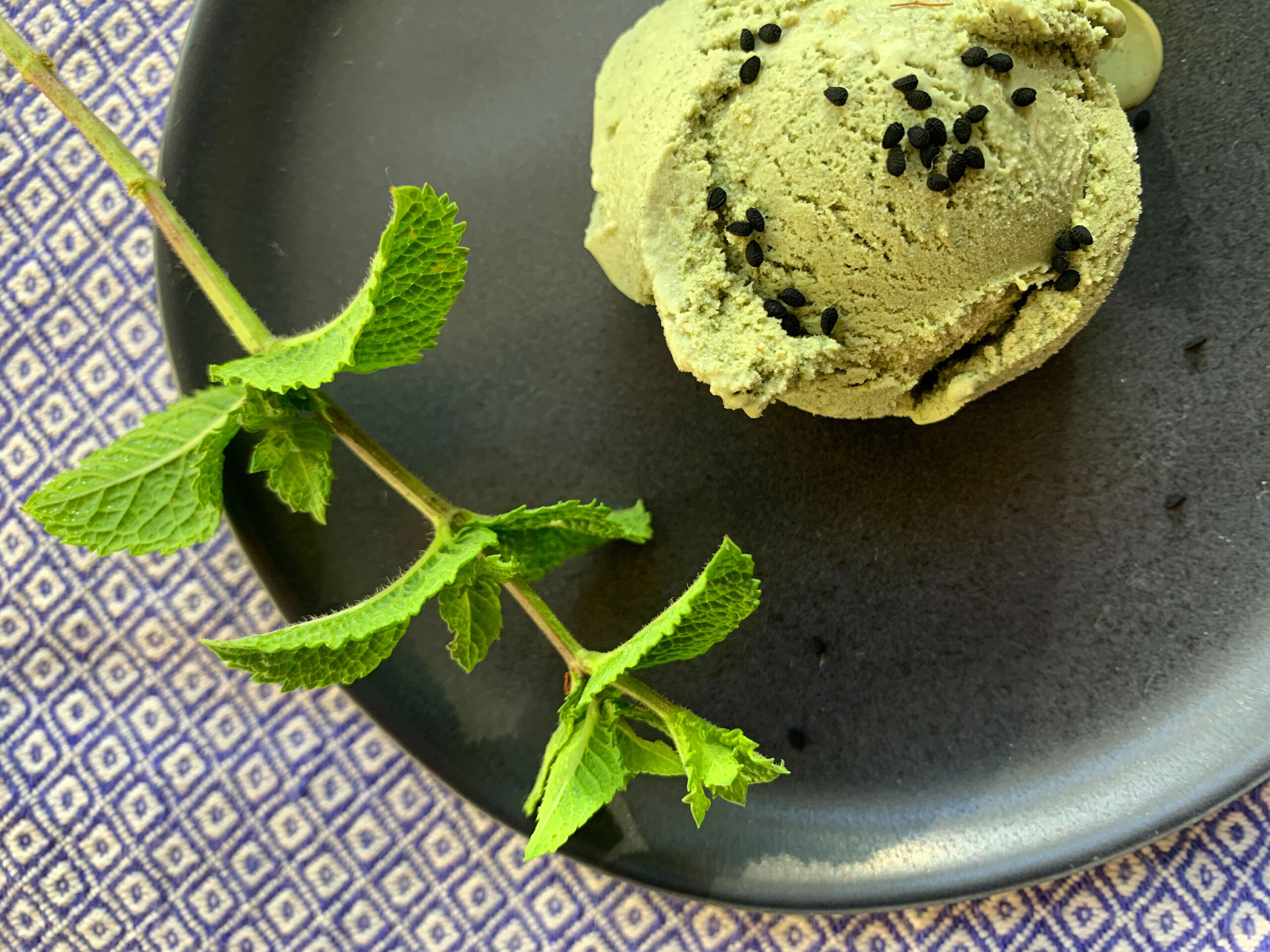 Eiscreme mit wilder Minze und Salzzitrone