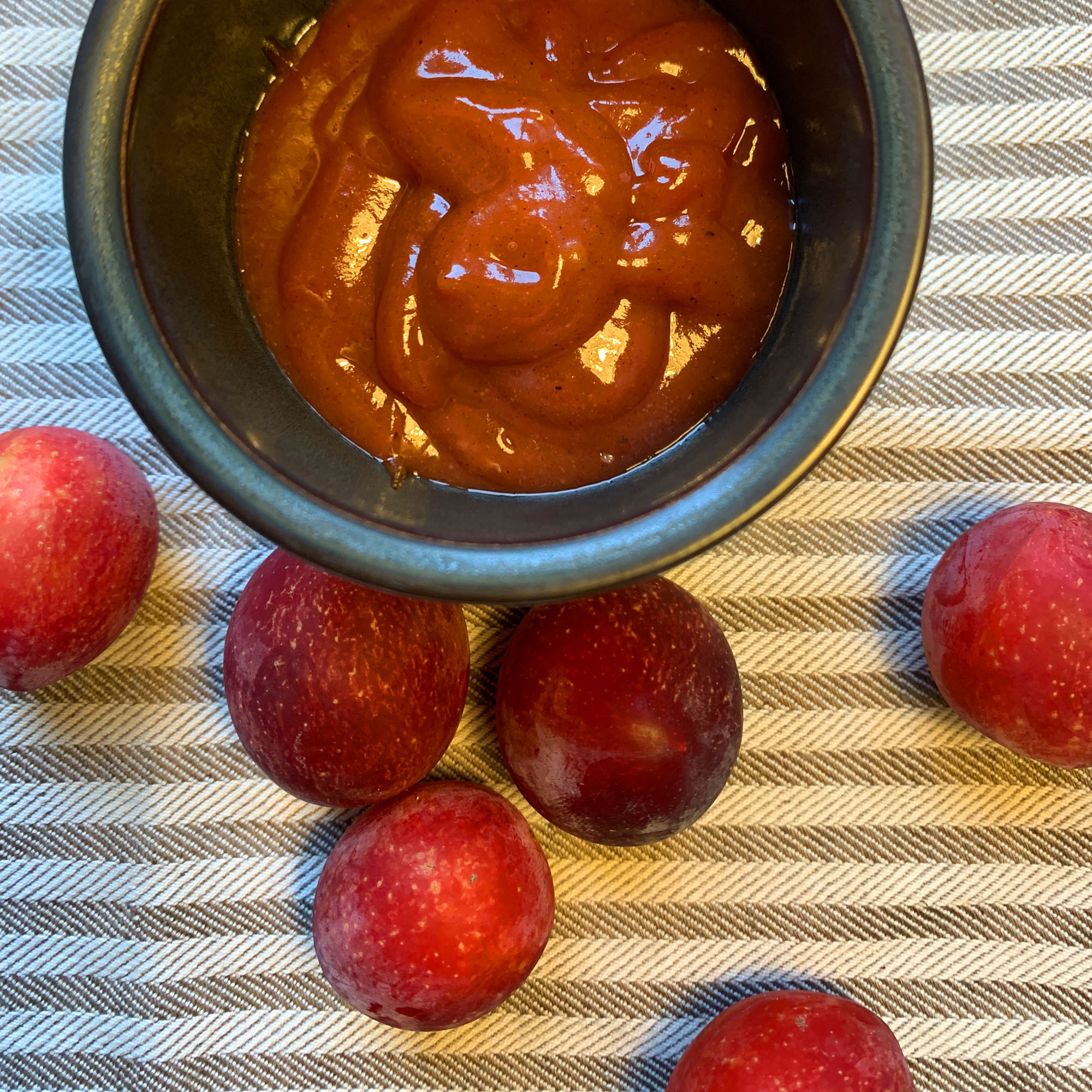 Fruchtig-scharfe Würzsauce aus wilden Pflaumen